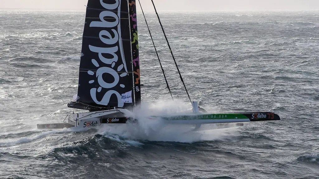 Der-Trimaran-Sodebo-Ultim-3-mit-den-Co-Skippern-Thomas-Coville-und-Jean-Luc-Nelias-segelt-nach-dem-Start-bei-der-Regatta-Brest-Atlantiques-2019