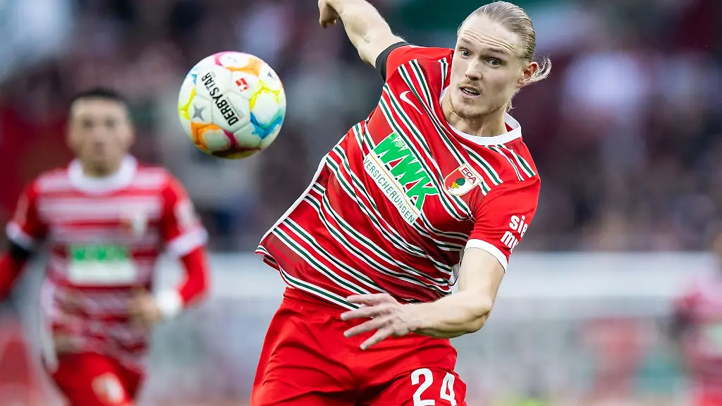 Augsburgs-Fredrik-Jensen-in-Aktion