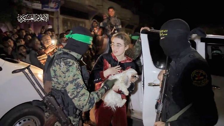 Die 17-jährige Mia Leimberg hatte bei ihrer Freilassung am Dienstag ihren Hund bei sich. 