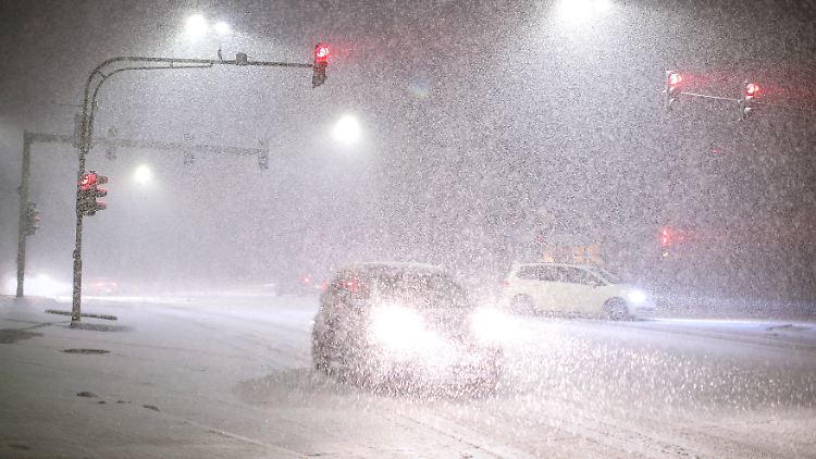 Der Winter bringt nicht nur Schnee, sondern auch Glätte nach Deutschland, die für Autofahrer zur Gefahr werden kann.
