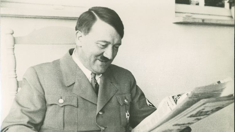 Hitler 1935 beim Zeitunglesen. Der Artikel der Journalistin Dorothy Thompson über ihn gefiel ihm gar nicht.