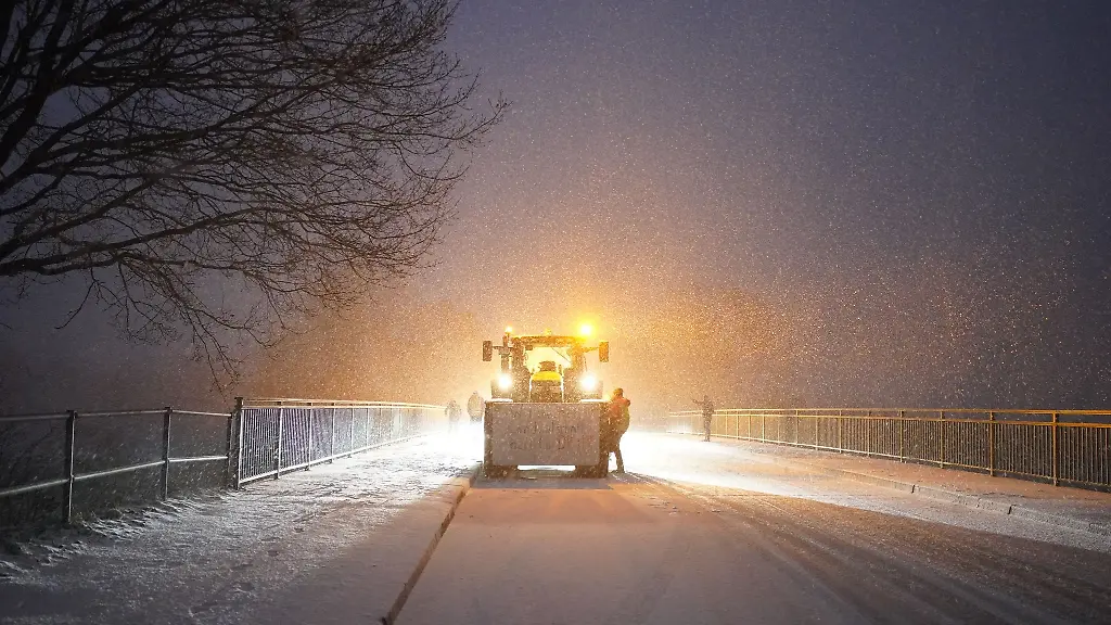 Bauern-protestieren-mit-ihren-Traktoren-und-Plakaten-auf-einer-Bruecke-ueber-der-Autobahn-A23