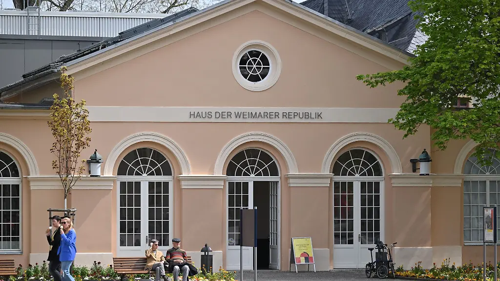 Das-Haus-der-Weimarer-Republik-am-Weimarer-Theaterplatz