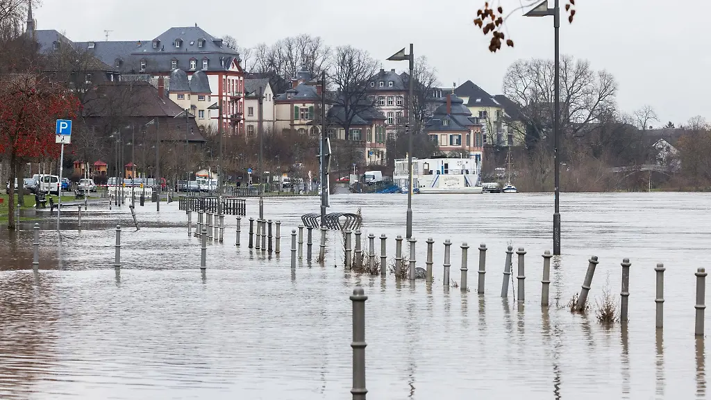 Durch-das-Hochwasser-das-der-Main-fuehrt-sind-Abschnitte-des-Hoechster-Mainufers-ueberschwemmt