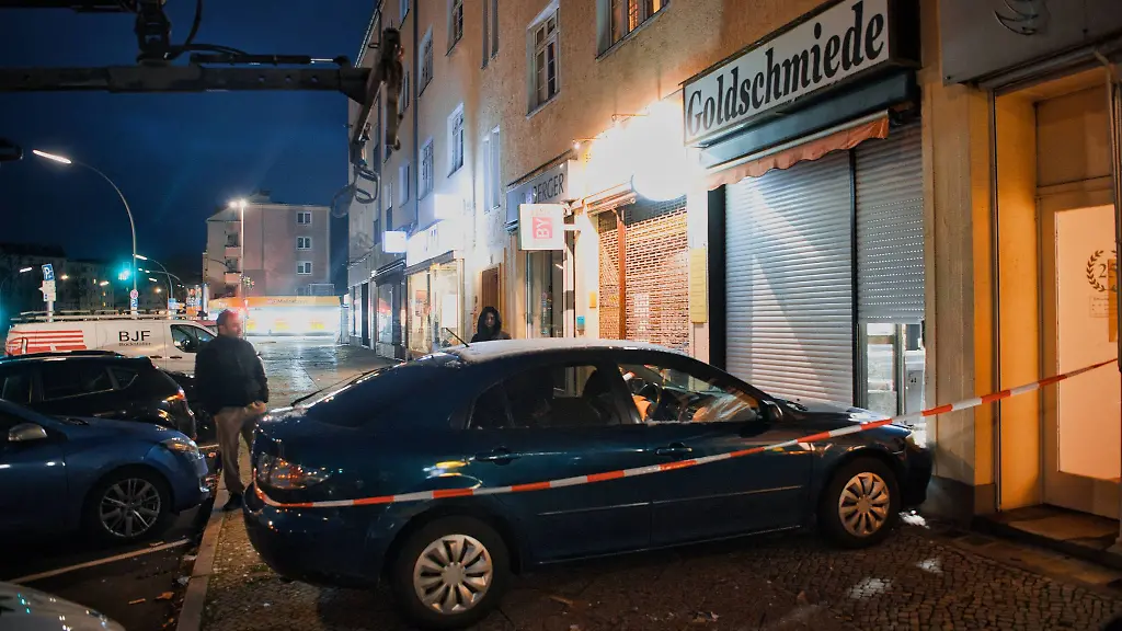 Ein-Pkw-steht-in-der-Eingangstuer-eines-Juweliers-in-Steglitz