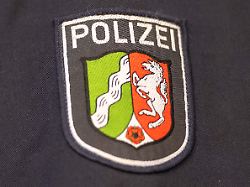 Angreifer werfen Pyrotechnik: Tuning-Treffen eskaliert - Polizisten angegriffen