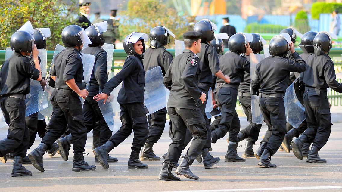 Nichts für Urlauber: Uniformierte Einheiten rücken zu Beginn einer Demonstration in Kairo aus.