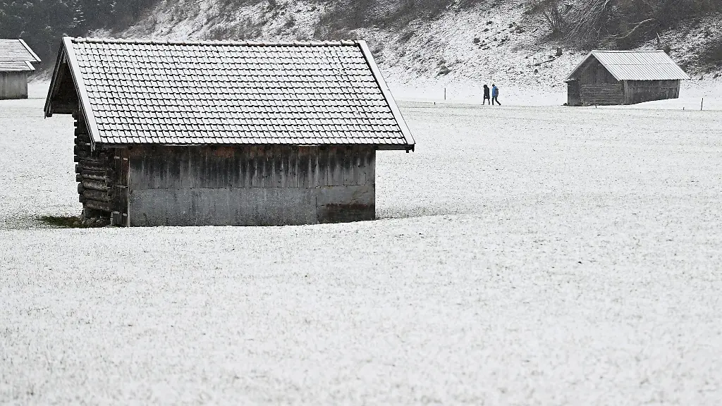 Leichter-Schneefall-faerbt-die-Landschaft-winterlich-weiss-ein