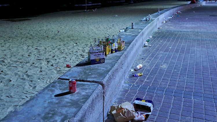Wenn es dunkel wird an der Playa de Palma, nimmt der Exzess seinen freien Lauf: Müllreste am Balneario.