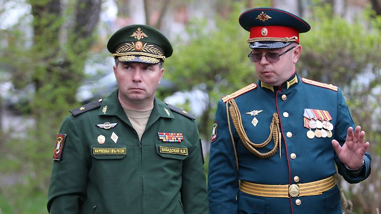 Generalmajor Wladimir Sawadski (l.) bei einer Militärparade.