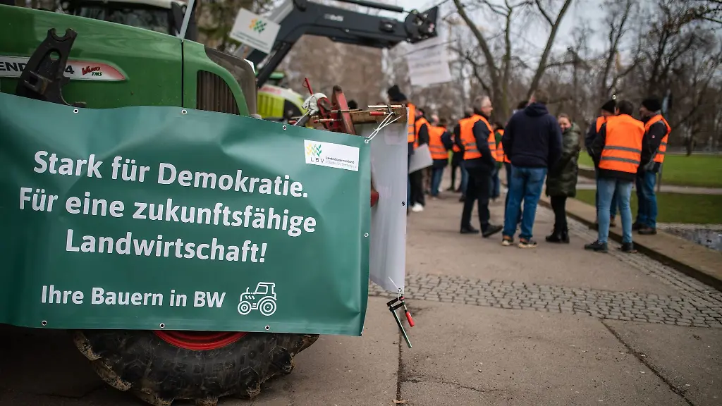 Bei-einer-Mahnwache-vom-Landesbauernverband-Baden-Wuerttemberg-haengt-ein-Banner-mit-der-Aufschrift-Stark-fuer-Demokratie