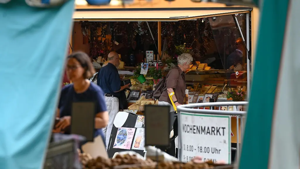 Kunden-stehen-auf-dem-Wochenmarkt-am-Suedbahnhof-an-den-Staenden-an