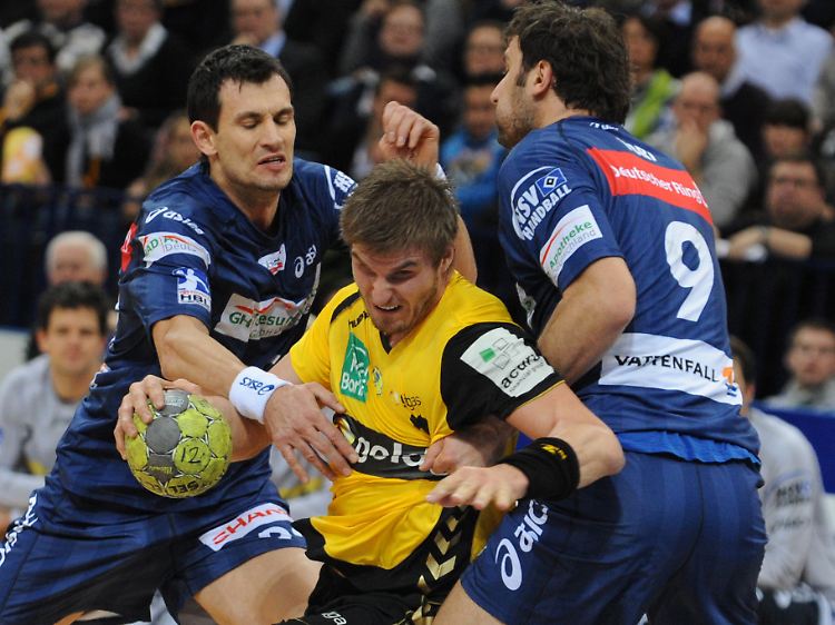 Die Handball-Bundesliga (im Bild Marcin Lijewski und Igor Viori vom Hamburger SV gegen Bjarte Myrhol von den Rhein-Neckar Löwen) ist die wahrscheinlich stärkste Liga der Welt. Doch zu wenig deutsche Spieler kommen in den Genuss dort zu spielen.