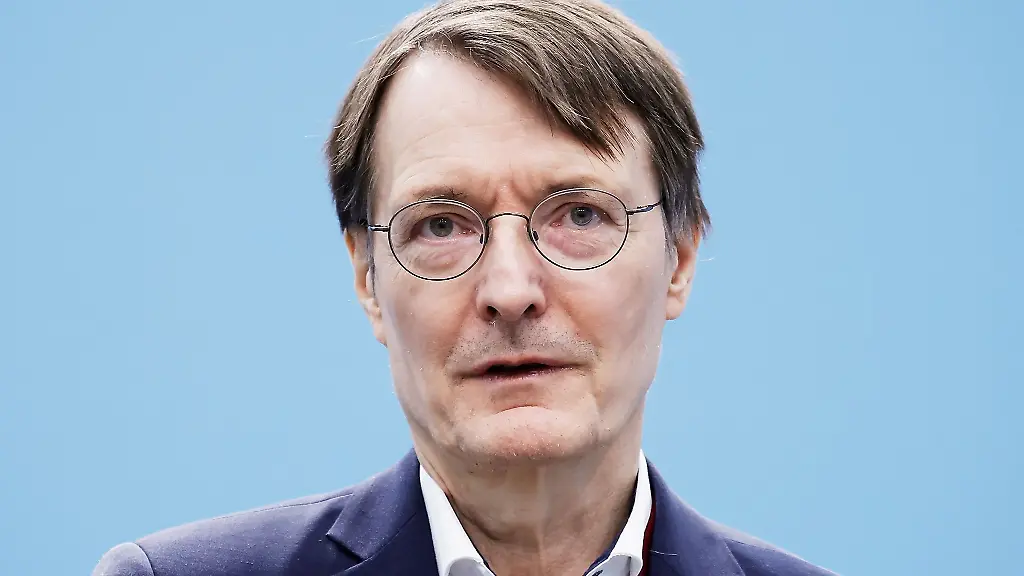 Karl-Lauterbach-SPD-Bundesgesundheitsminister-spricht-bei-einer-Pressekonferenz