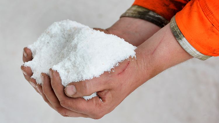 In den Gemeinden darf der Winterdienst geregelte Mengen Salz streuen. Bürger sollten besser zu erlaubten Alternativen greifen. 