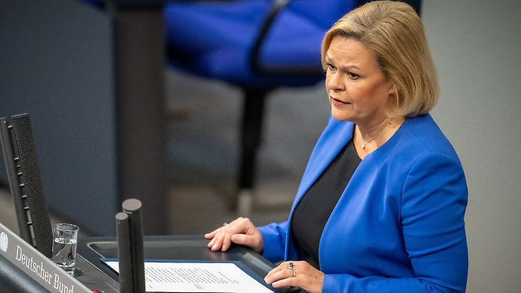 Innenministerin Faeser erhofft sich vom neuen Einwanderungsgesetz deutliche Impulse für die Gewinnung von Fachkräften. 