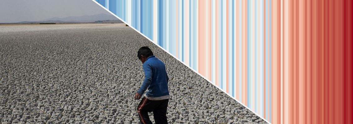 Bildkombination: Eine Person läuft durch das ausgetrocknete Bett des Titicaca-Sees. Darüber sind die sogenannten "Climate Stripes" zu sehen, die die globale Erwärmung visualisieren.