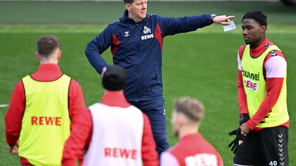 Timo-Schultz-neuer-Trainer-des-1-FC-Koeln-leitet-das-Training