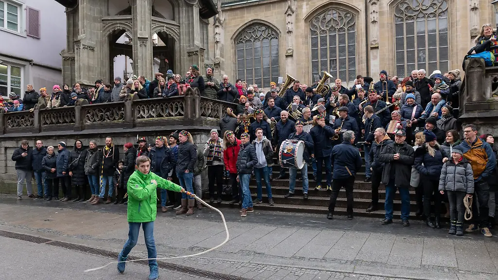 Zahlreiche-Menschen-schnellen-in-der-Innenstadt-von-Ueberlingen-mit-anderen-Narren-die-schwaebisch-alemannische-Fasnacht-ein