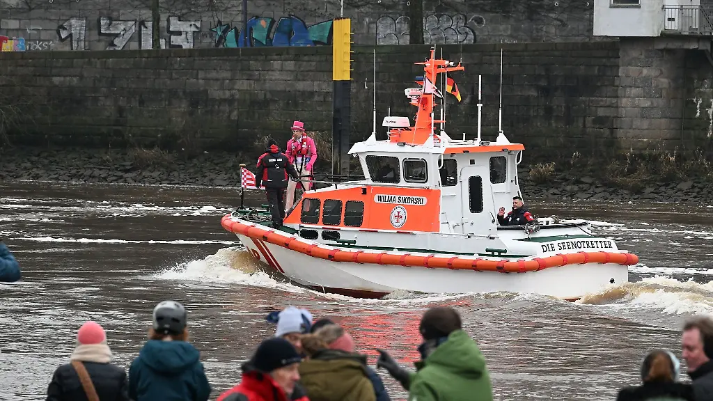 Schauspieler-Peter-Luechinger-faehrt-als-Schneider-der-Eiswettprobe-mit-der-Wilma-Sikorski-ueber-die-Weser