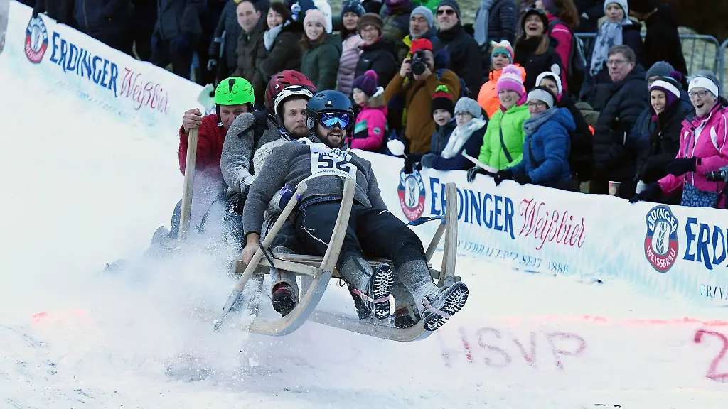 Teilnehmer-fahren-beim-51-Hornschlittenrennen-mit-ihrem-Schlitten-auf-der-Rennstrecke