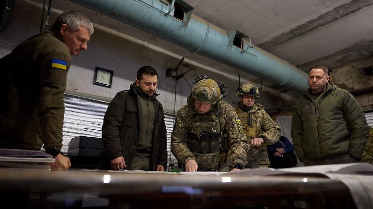 Generaloberst Syrskyj informiert den ukrainischen Präsidenten Selenskyj über die militärische Lage in Charkiw.