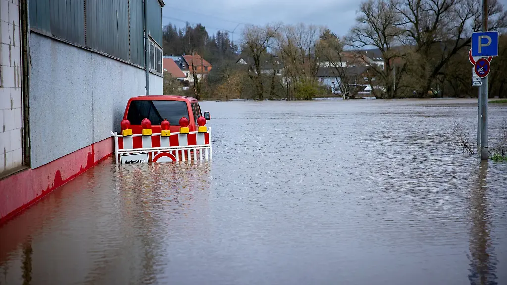 Das-Hochwasser-der-Blies-steht-in-Neunkirchen-und-ueberflutet-eine-Strasse