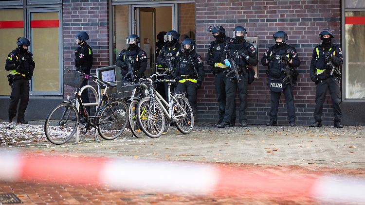 Der Bereich um das Jobcenter war weiträumig abgesperrt. Inzwischen gibt es Entwarnung von der Polizei.