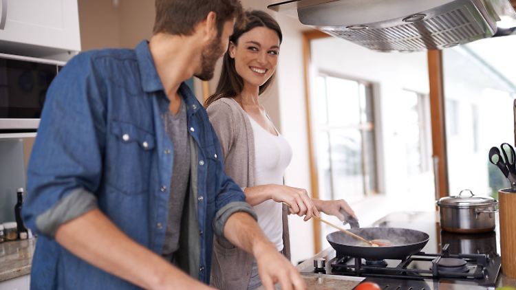 Es heißt auch: Der Appetit kommt beim Essen. Also vielleicht einfach mal ausprobieren, auch wenn er kein Koch ist? Und sie keine Ärztin?