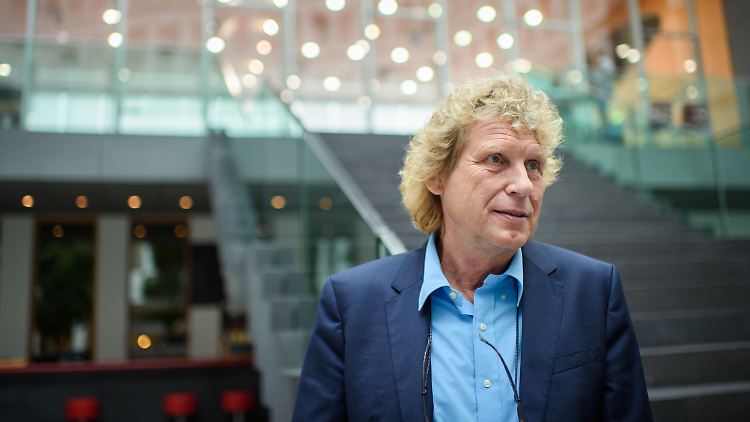 Die Schuldenbremse verhindere weitere Ausgaben für den Sozialstaat, sagt Ökonom Raffelhüschen.