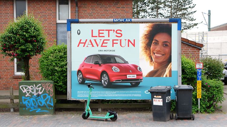 Der chinesische Konzern Great Wall Motor bietet in Deutschland den vollelektrischen Kleinwagen Ora Funky Cat an. Hier eine Werbetafel in Oldenburg.