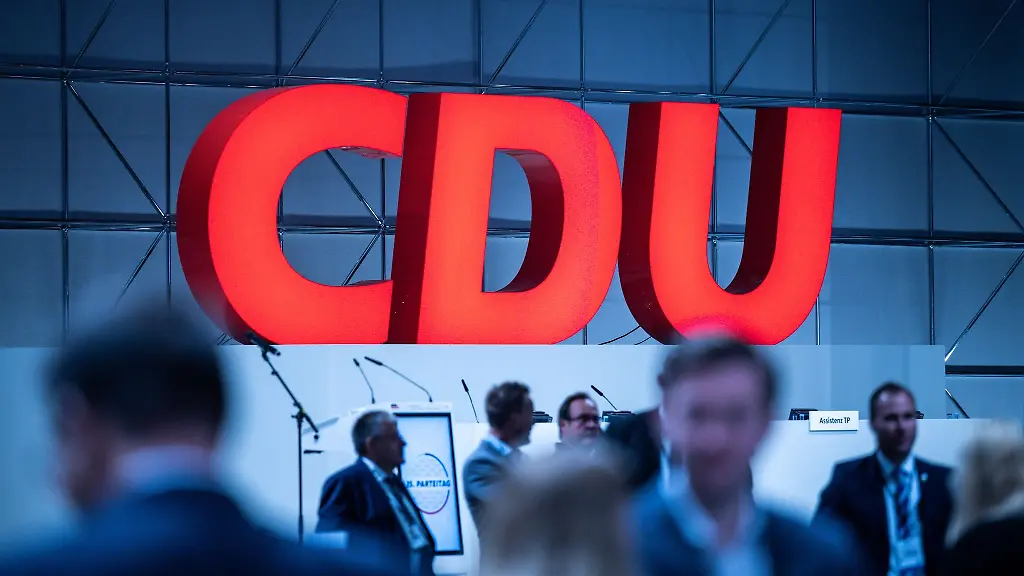 Das-Logo-der-CDU-auf-einem-Parteitag