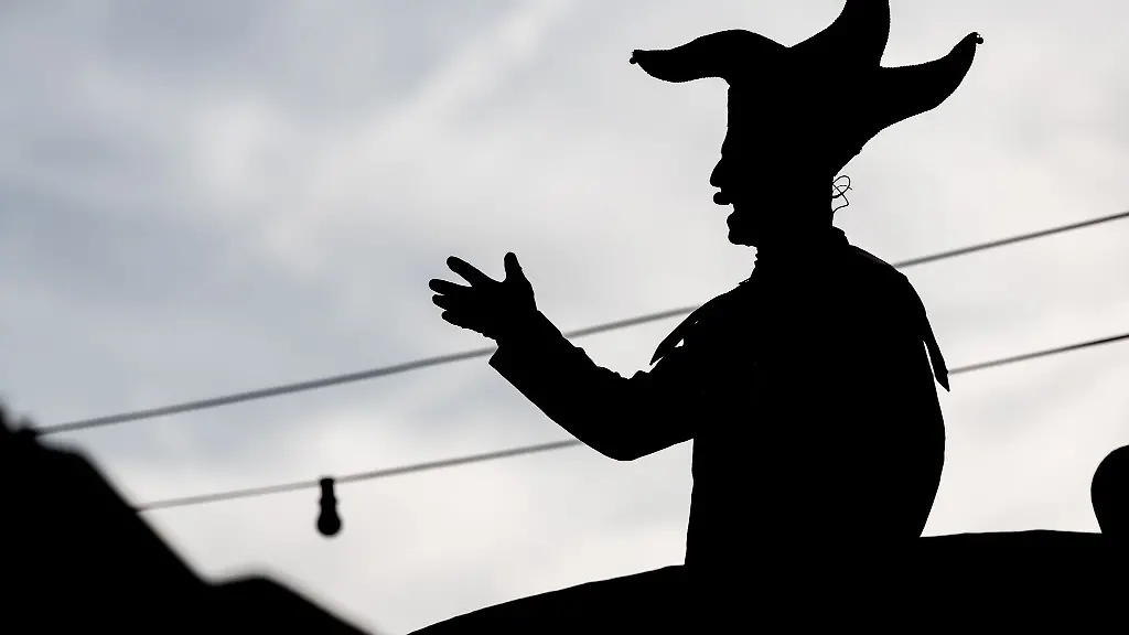 Eine-Karnevalsfigur-im-Gegenlicht