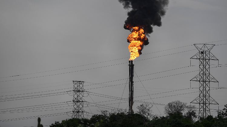 Am Industriepark für Erdöl und Petrochemie "Jose Antonio Anzoategui" in Venezuela verbrennt überschüssiges Gas.