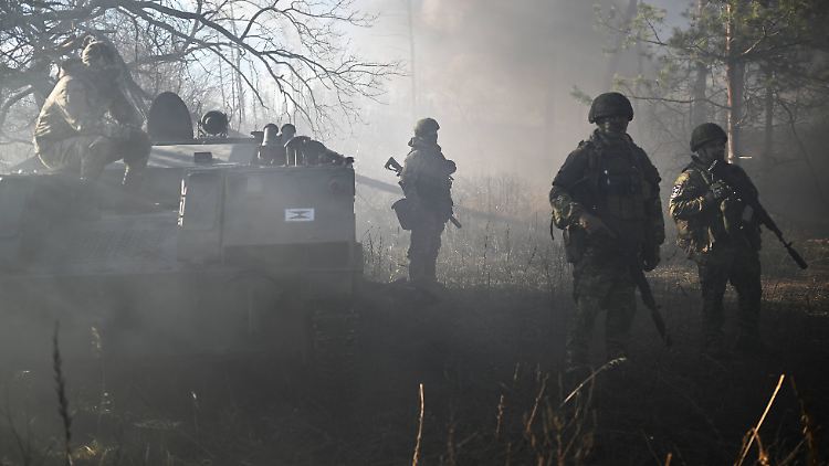 Russische Luftlande-Soldaten bei einer Übung.