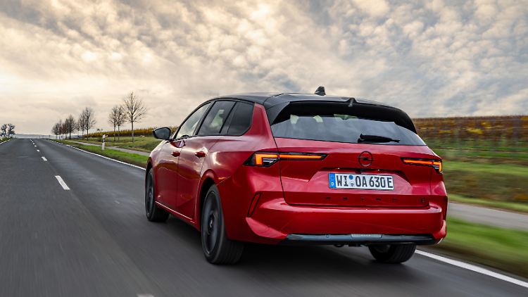 Der Opel Astra Sports Tourer ist ein Designer-Kombi durch und durch - die markanten LED-Rückleuchten sehen schick aus.