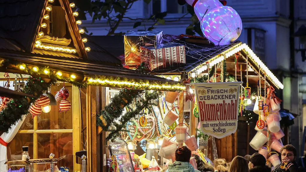 Besucher-gehen-ueber-den-Weihnachtsmarkt-in-Essen-Steele