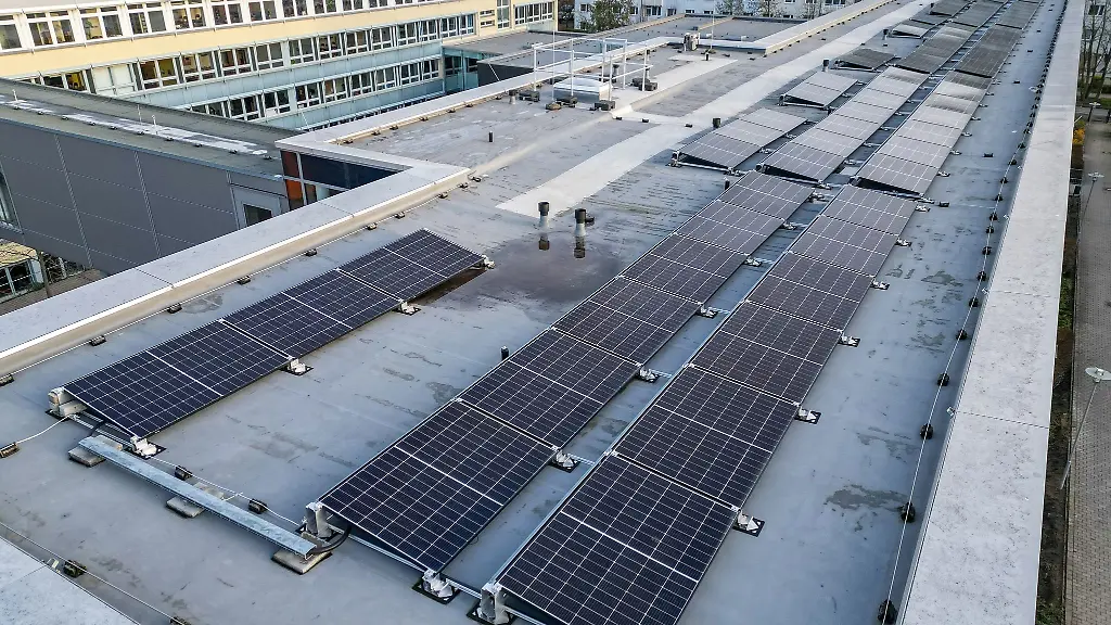 Eine-Solaranlage-ist-auf-dem-Dach-einer-Leipziger-Schule-installiert