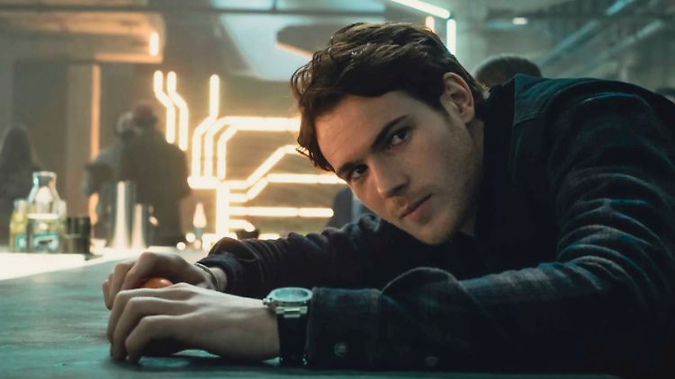 Soll die Welt retten: John (Philip Froissant) in "Eine Billion Dollar".