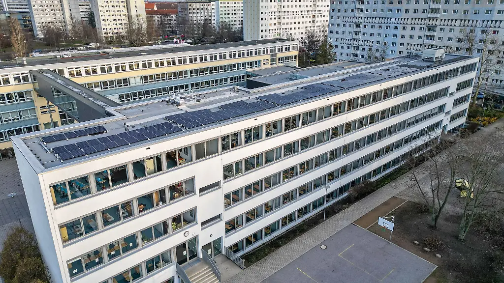 Eine-Solaranlage-ist-auf-dem-Dach-einer-Leipziger-Schule-installiert