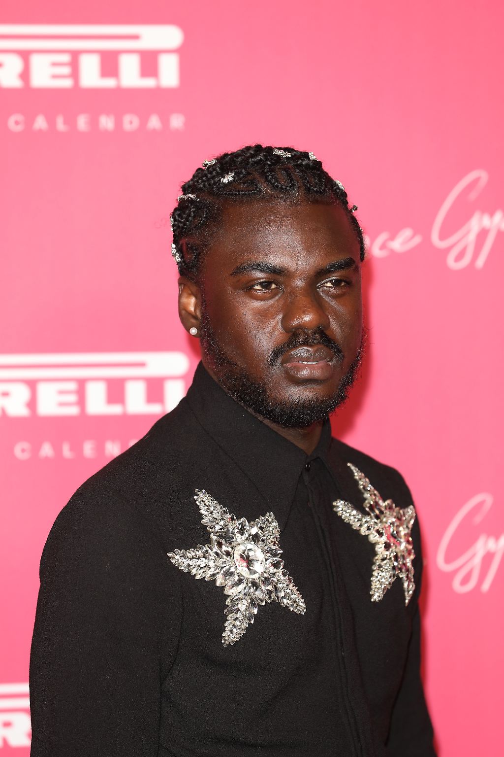 Der afrikanische Künstler Prince Gyasi hat die 50. Ausgabe des Pirelli-Kalenders für das Jahr 2024 gestaltet. Damit feiert der Reifenhersteller gleichzeitig den 60. Geburtstag dieses besonderen Kalenders, den es nicht zu kaufen gibt - er wird von Pirelli an Kunden und Freunde verschenkt. (1975 bis 1983 und 2021 gab es ihn nicht, daher die Zehner-Lücke.)
