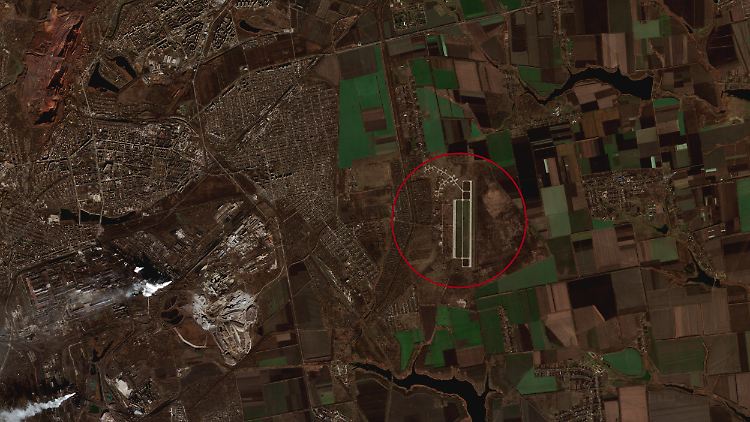 Ein Satellitenbild zeigt den Flugplatz in der Nähe von Krywyh Rih, auf dem das angebliche Flugzeug getroffen wurde.