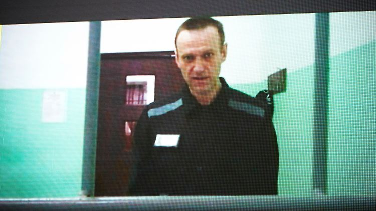 Für gewöhnlich wird Nawalny per Video in die Verhandlungen zugeschaltet.