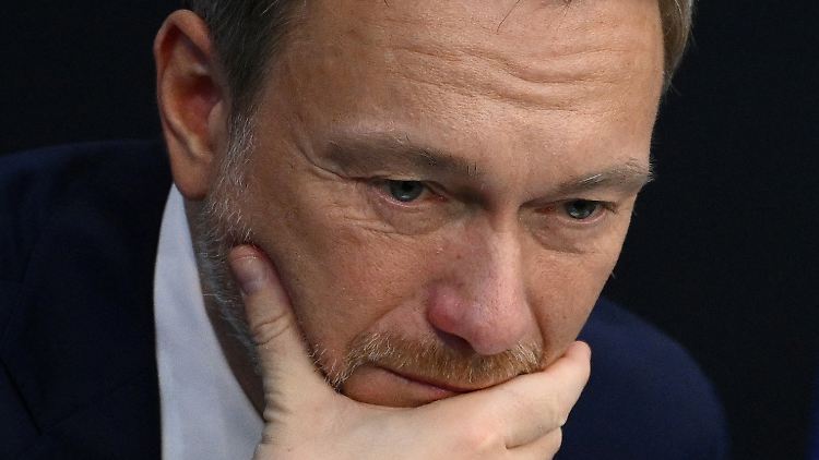 Der Nachtragshaushalt ist der entscheidende Schritt aus der akuten Misere heraus - die gerissene Schuldenbremse soll damit "geheilt" werden. 