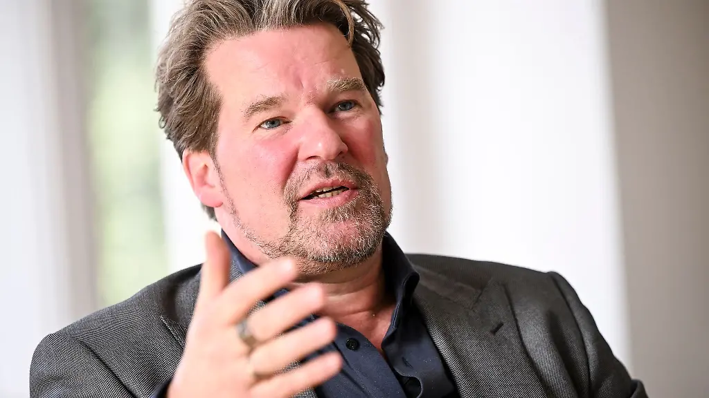 Dirk-Stettner-CDU-Fraktionsvorsitzender-im-Berliner-Abgeordnetenhaus-bei-einem-Interview