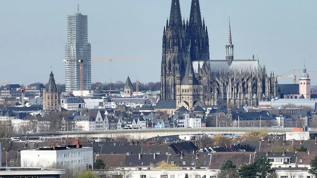 Der-Koelner-Dom-im-Vordergrund-die-Deutzer-Bruecke