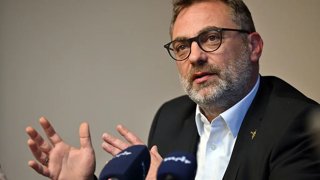 Geras-Oberbuergermeister-Julian-Vonarb-waehrend-einer-Pressekonferenz