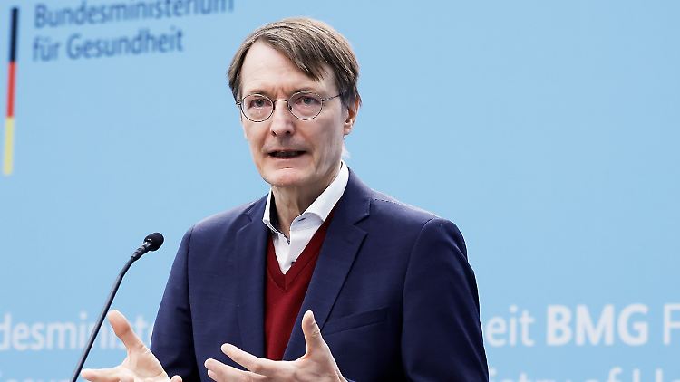 Karl Lauterbach bei einer Pressekonferenz über die Verbesserung der Rahmenbedingungen für den Pharmabereich in Deutschland.