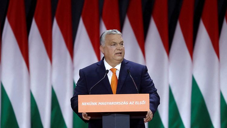 Kritiker werfen Orban vor, er wolle mit der Blockade der EU-Entscheidungen die Freigabe von eingefrorenen Geldern erpressen. 