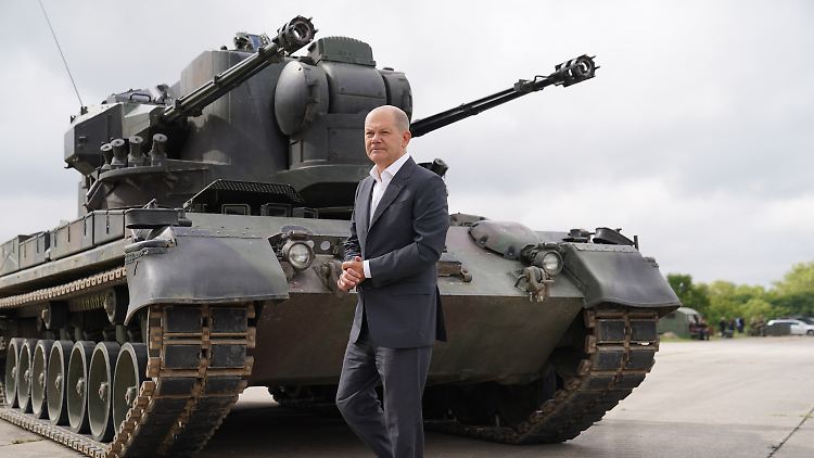 Ob Bundeskanzler Scholz - hier vor einem Gepard-Luftabwehrpanzer stehend - auch 2024 die Notlage erklären will, ist unklar.